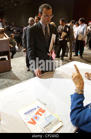 Molti nuovi cittadini degli Stati Uniti di stand in linea di registrarsi per votare subito dopo la cerimonia di naturalizzazione di Austin in Texas Foto Stock