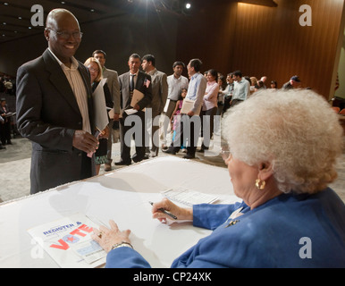 Molti nuovi cittadini degli Stati Uniti di stand in linea di registrarsi per votare subito dopo la cerimonia di naturalizzazione di Austin in Texas Foto Stock