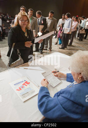 Molti nuovi cittadini degli Stati Uniti di stand in linea di registrarsi per votare subito dopo la cerimonia di naturalizzazione di Austin in Texas Foto Stock