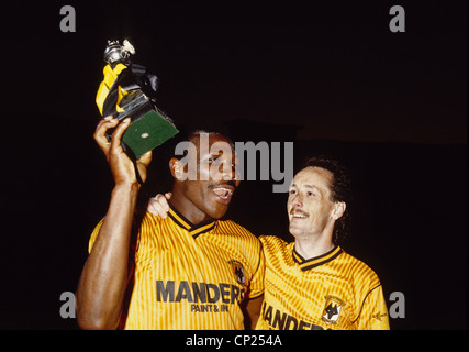 Wolverhampton Wanderers calciatori Floyd Streete e Nigel Vaughan festeggiare la conquista la terza divisione campionato al Molineux 1989 Foto Stock