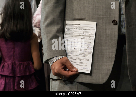 Molti nuovi cittadini degli Stati Uniti di stand in linea di registrarsi per votare subito dopo la cerimonia di naturalizzazione di Austin in Texas Foto Stock