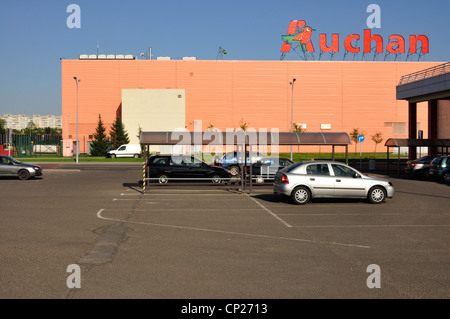 Auchan, supermercato francese - vista sul parcheggio Foto Stock