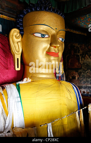 Statua di Buddha all'interno di Shey Gompa, monastero buddista, in Ladakh, India Foto Stock