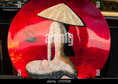 Decorativa piastra in ceramica raffigurante una donna vietnamita, Vietnam Foto Stock