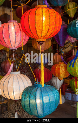 Lanterne colorate per la vendita in un negozio, Hoi An, Quang Nam provincia, Vietnam Foto Stock