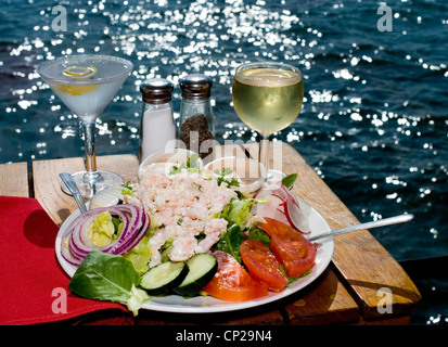 Una bella gamberetti Louie insalata con un Martini e vino in un'Oceanside ristorante su una frizzante giornata estiva Foto Stock