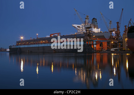 Una grande nave cisterna viene rinnovato nel cantiere navale di Gdansk, Polonia. Foto Stock