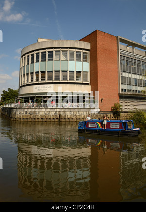 Canali in barca sul fiume Wey a Guildford, negozio Debenhams Foto Stock