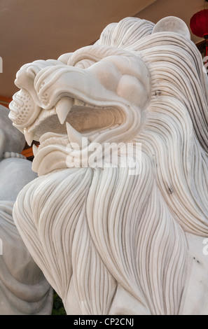 Scultura in pietra di un maschio di brontolio lion, Danang, Vietnam Foto Stock