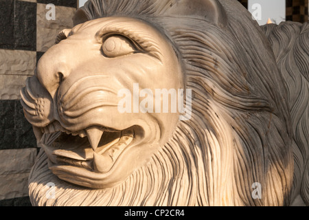 Scultura in pietra di un maschio di brontolio lion, Danang, Vietnam Foto Stock