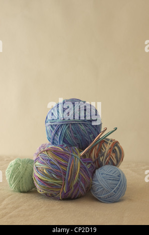 Palline di filato E GANCI A CROCHET / STUDIO Foto Stock