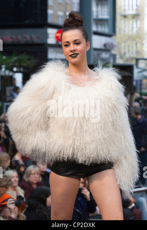 Alternative Fashion Week a Spitalfields Traders Market, moda da Enuvie Orere Foto Stock