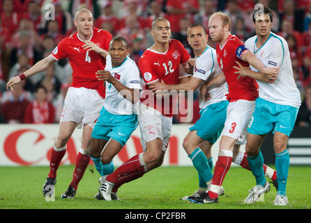 Swiss e turco i giocatori si scuotono per posizione durante UEFA EURO 2008 Gruppo a corrispondere a St. Jakob Park 11 Giugno 2008. Foto Stock