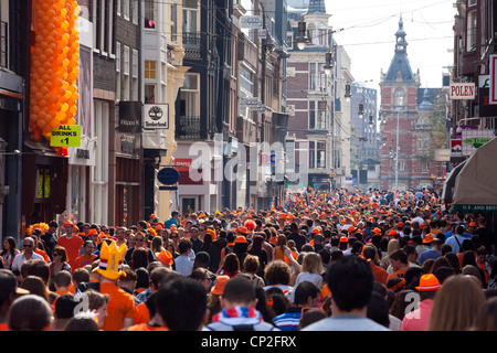 Congestione del traffico pedonale in Leidsestraat strada ad Amsterdam sulla celebrazione del Re Kingsday giorno Foto Stock