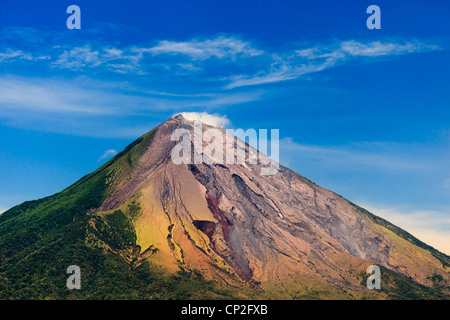 Ometepe Nicaragua: vista della concezione attivo vulcano la coloratissima depositi di cenere e verdi pendii. Foto Stock