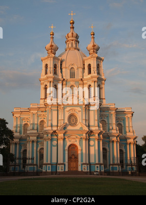 Smolny Cattedrale di San Pietroburgo durante le notti bianche Foto Stock
