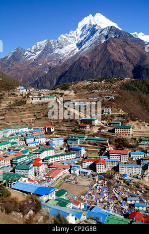 Vista di Namche Bazaar a Thamserku mountain Foto Stock