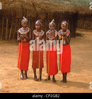 Masai bambini ballerini del Masai Mara riserva nazionale, Narok County, Kenya Foto Stock