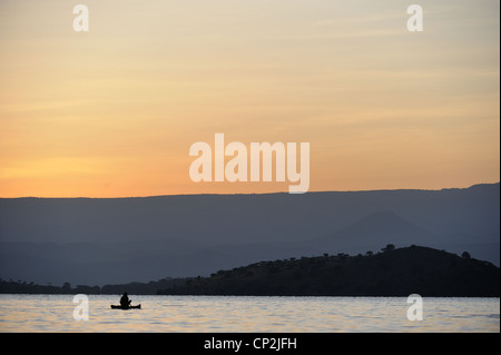 Pescatore sulla sua barca all'alba sul lago Baringo Kenya - Africa orientale Foto Stock