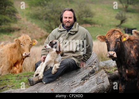 Un allevatore di bestiame con la sua Springer Spaniel cane Wales, Regno Unito Foto Stock