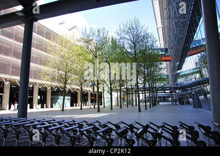 Cortile interno e carrelli presso il Terminal 5 di Heathrow Airport. London Borough of Hounslow, Greater London, England, Regno Unito Foto Stock