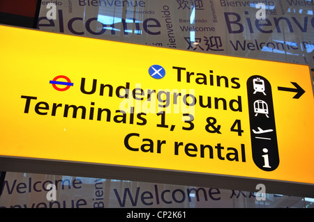 Direzione segno dentro il Terminal 5 di Heathrow Airport. London Borough of Hounslow, Greater London, England, Regno Unito Foto Stock