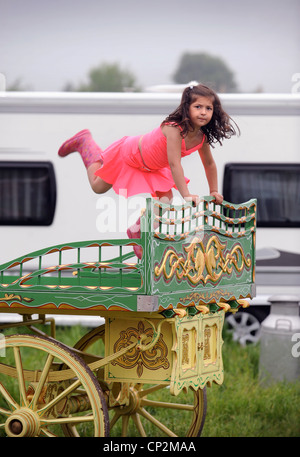 Una ragazza si erge su un rimorchio decorativo al Stow-su-il-Wold fiera cavalli Maggio 2009 REGNO UNITO Foto Stock