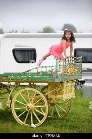 Una ragazza si erge su un rimorchio decorativo al Stow-su-il-Wold fiera cavalli Maggio 2009 REGNO UNITO Foto Stock