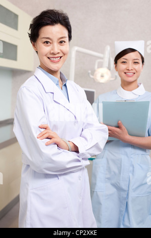Medico e infermiere in clinica dentale Foto Stock