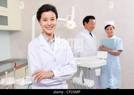 Dentista in clinica dentale Foto Stock