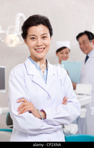 Dentista in clinica dentale Foto Stock