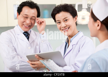 Medico e infermiere in clinica dentale Foto Stock