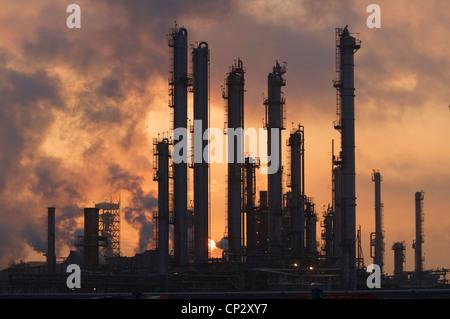 Raffineria di petrolio al tramonto, Grangemouth, Scozia. Foto Stock