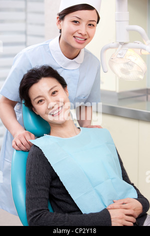 Paziente che riceve il trattamento in clinica dentale Foto Stock