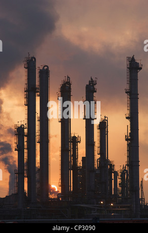 Raffineria di petrolio al tramonto, Grangemouth, Scozia. Foto Stock