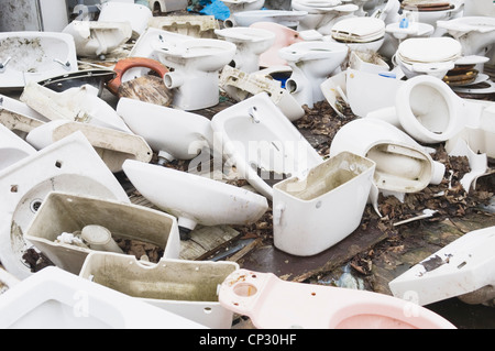 Gabinetti e lavabi in scrapyard, nei pressi di Edimburgo, Scozia. Foto Stock