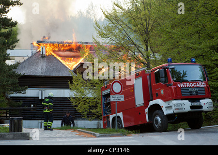 Il croato ristorante Licka Kuca entrata al Parco Nazionale dei Laghi di Plitvice inghiottito fire oggi mattina (Lunedì).Le fiamme danneggiato Foto Stock