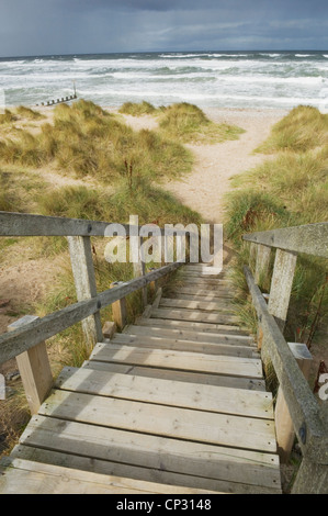 Passi verso il basso sulla spiaggia, Findhorn in Scozia. Foto Stock