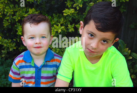 2 ragazzi in posa per la fotocamera. Foto Stock