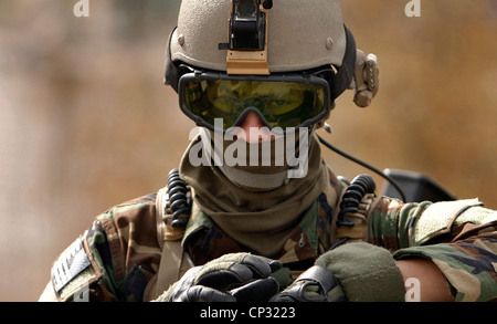 US Army Special Operations soldati della Combined Joint Special Operations Task Force Afghanistan fornire protezione durante una chiave di Leadership Missione Febbraio 10, 2009 in Khowst, Afghanistan. Foto Stock