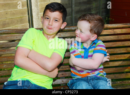 2 ragazzi in posa per la fotocamera. Foto Stock