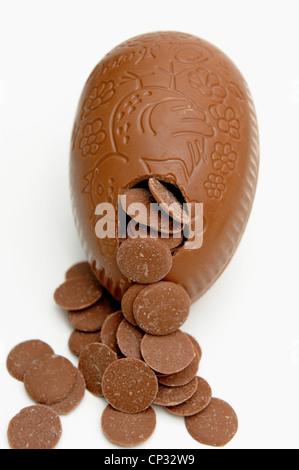 Cadburys pulsante di cioccolato uovo di pasqua con pulsanti di cioccolato Foto Stock