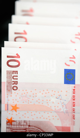 10 le banconote in euro allineati e impilati Foto Stock