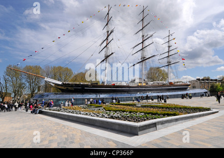 Le persone che visitano lo spazio aperto lastricato presso lo storico tè Cutty Sark la nave clipper è aperta ai visitatori a bordo dopo il restauro di Greenwich London Inghilterra Regno Unito Foto Stock