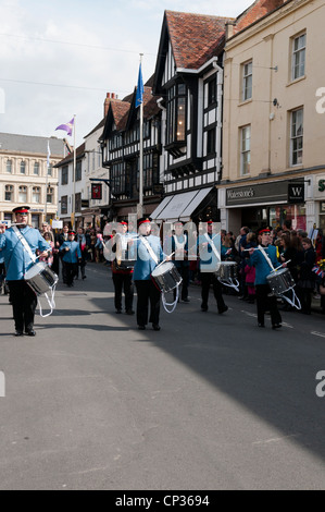 Kings Norton Gioventù Marching Band eseguire in Church Street durante il William Shakespeare processione di compleanno Foto Stock