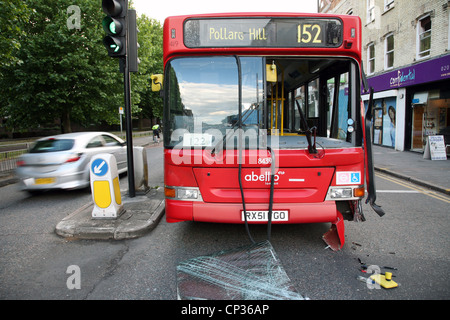 London, Regno Unito - 31 Maggio 2011: Bus risultava essere fuori servizio dopo incidente stradale intorno a South Wimbledon Foto Stock