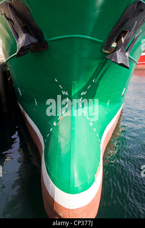 Prua a bulbo del peschereccio con ancore e linea Plimsoll Foto Stock