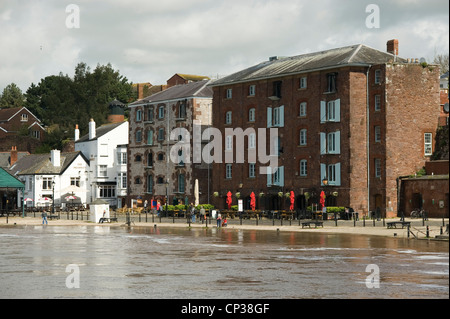 Il fiume Exe traboccante in Exeter di Soccorso alluvione e rompere le rive del quay seguenti heavy rain. Foto Stock