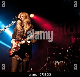 Nuova Zelanda cantante e cantautore Ladyhawke a Gloucesters Guildhall Foto Stock