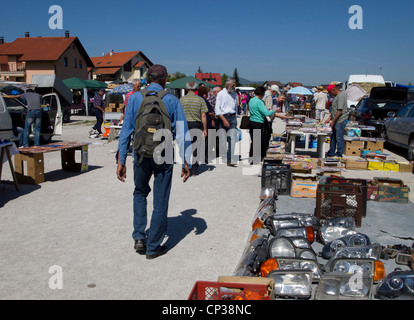 La vendita di merci al mercato delle pulci, Samobor, contea di Zagabria, Croazia, Europa Foto Stock